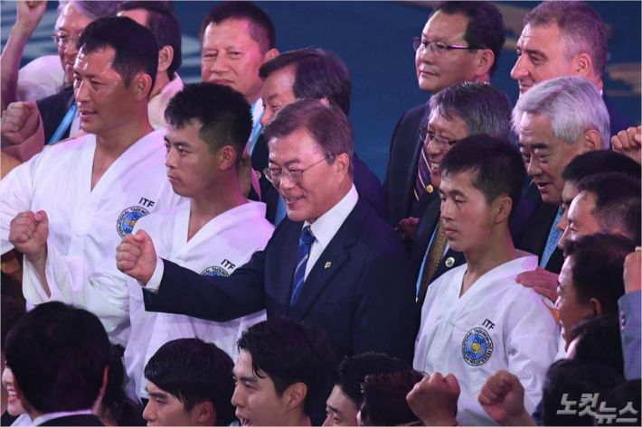지난해 6월 문재인 대통령이 전북 무주 태권도원에서 열린 ‘2017 태권도세계선수권대회’ 개막식 종료 후 남북 태권도 시범단과 기념촬영을 하고 있는 모습.(자료사진=황진환 기자)
