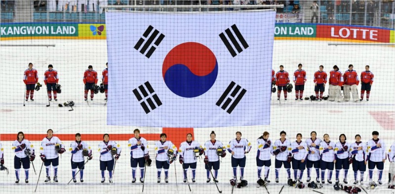 지난해 4월6일 강원도 강릉 하키센터에서 열린 ‘2017 국제아이스하키연맹(IIHF) 여자 세계선수권 디비전2 그룹A 대회’대한민국과 북한의 경기에서 한국 선수들이 국기에 대한 경례를 하고 있다. 여자 아이스하키 대표팀은 남북 단일팀 구성 여부가 뜨거운 관심을 받고 있다 (사진=노컷뉴스)