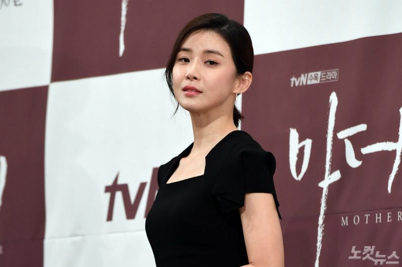 배우 이보영이 18일 오후 서울 논현동 임피리얼 팰리스 호텔에서 열린 tvN 수목드라마 ‘마더’ 제작발표회에 참석해 포토타임을 갖고 있다. (사진=황진환 기자)