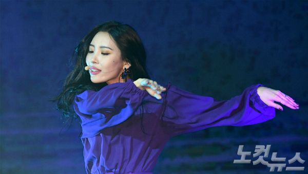 가수 선미가 18일 오후 서울 강남구 라마다 서울호텔에서 열린 싱글앨범 ‘주인공(Heroine)’ 쇼케이스에 참석해 화려한 무대를 선보이고 있다. (사진=이한형 기자)
