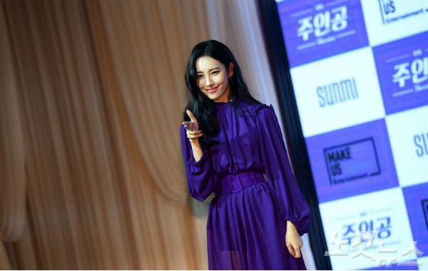 가수 선미가 18일 오후 서울 강남구 라마다 서울호텔에서 열린 싱글앨범 ‘주인공(Heroine)’ 쇼케이스에 참석해 포즈를 취하고 있다. (사진=이한형 기자)