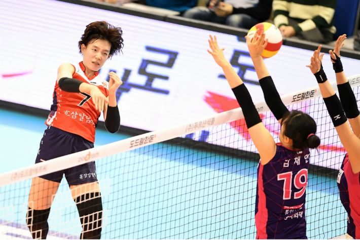 KGC인삼공사 고민지가 18일 대전 충무체육관에서 열린 '도드람 2017-2018 V-리그' 흥국생명과 여자부 4라운드 마지막 경기에서 공격을 시도하고 있다. (사진=한국배구연맹 제공)