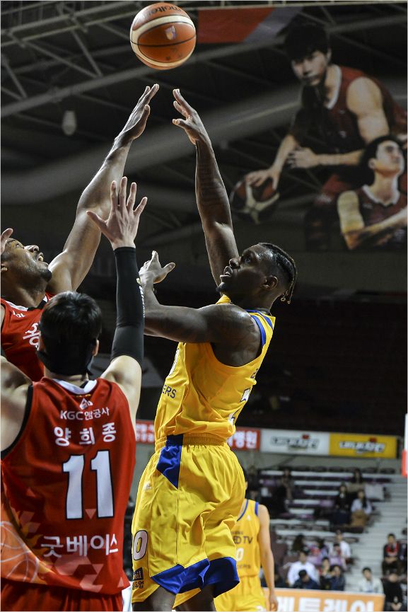 KGC 골밑을 장악한 삼성 리카르도 라틀리프. (사진=KBL 제공)