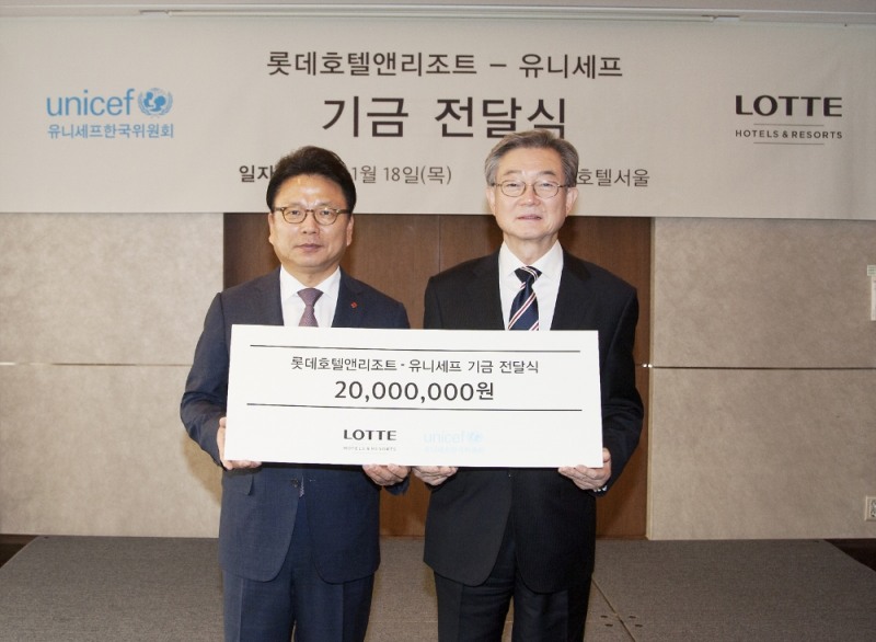 18일 롯데호텔서울에서 열린 ‘롯데호텔앤리조트-유니세프 기금 전달식’에서 김정환 대표이사(왼쪽)과 유니세프한국위원회 서대원 사무총장(오른쪽)이 기념 촬영을 하고 있다.(사진=호텔롯데)