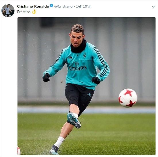 최근 레알 마드리드와 재계약 문제로 갈등을 빚는 크리스티아누 호날두는 팬 설문에서도 잔류가 아닌 이적이라는 결과가 나와 더욱 이적 가능성이 커졌다.(사진=호날두 공식 트위터 갈무리)