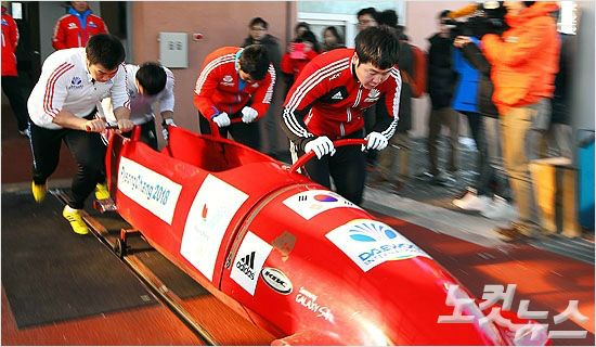 국제봅슬레이스켈레톤경기연맹은 2018 평창 동계올림픽에서 봅슬레이 4인승에 남북 단일팀의 구성 가능성을 언급했다. 사진은 평창 스타트 훈련장에서 연습하는 한국 선수단의 모습.(노컷뉴스DB)