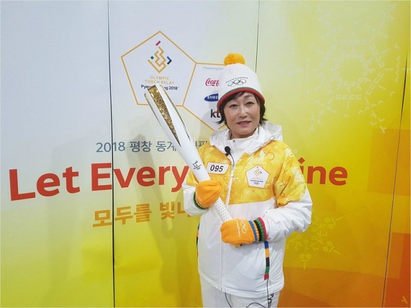 평창동계올림픽을 앞두고 특별 귀화 선수들을 심사했던 신정희 대한하키협회 부회장이 18일 경기도 고양시 성화 봉송의 마지막 주자로 나서기 전 포즈를 취하고 있다.(사진=고양시체육회)