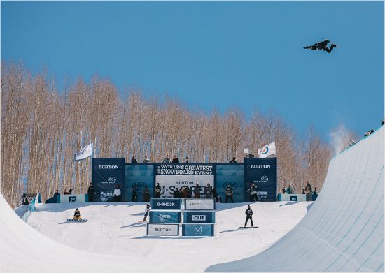 스노보드 정식 종목인 하프 파이프의 생명은 다양한 연기를 펼치기 위한 사전 동작인 높은 점프다.(사진=버튼 스노우보드 제공)