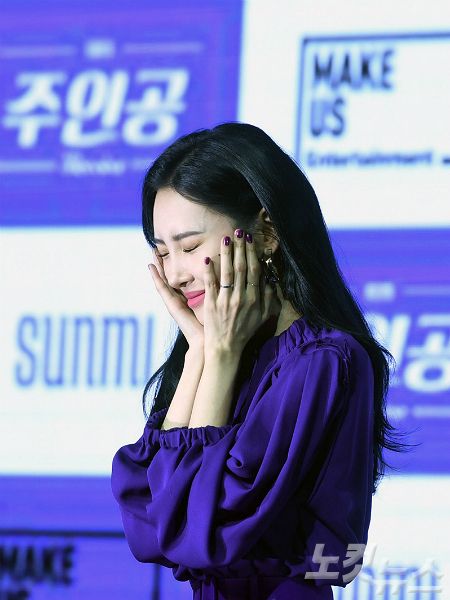 가수 선미가 18일 서울 강남구 라마다 서울호텔에서 열린 싱글앨범 ‘주인공(Heroine)’ 쇼케이스에 참석해 포즈를 취하고 있다. (사진=이한형 기자)