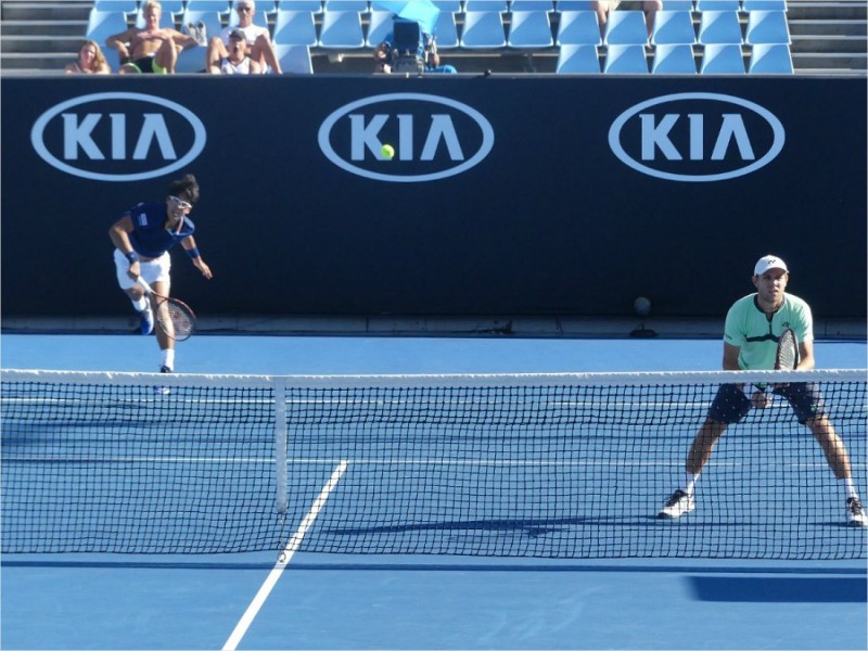 정현(왼쪽)이 19일 호주오픈 남자 복식에서 강서브를 넣고 있다.(멜버른=대한테니스협회)