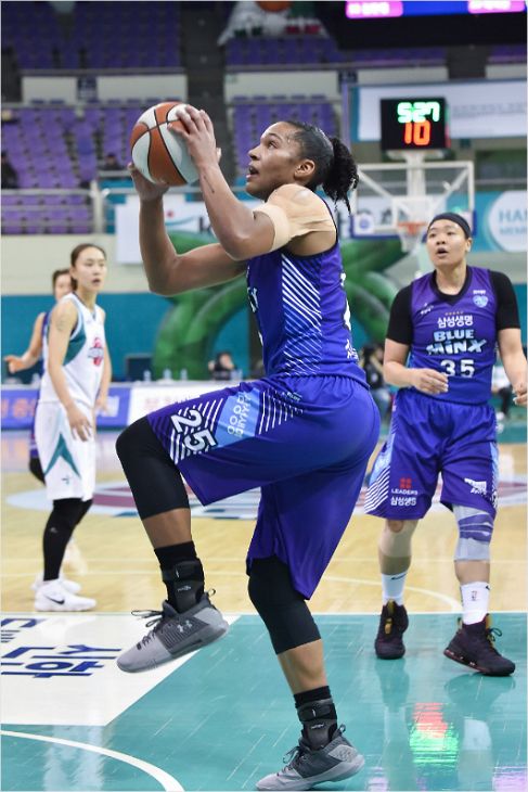 삼성생명 엘리사 토마스가 19일 하나은행과 원정에서 레이업슛을 시도하고 있다.(부천=WKBL)