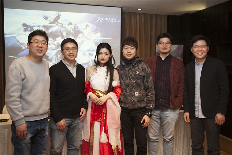 '천애명월도' 베이징 공동 인터뷰에 나선 관계자들. 왼쪽부터 넥슨 김용대 사업본부장, 오로라스튜디오 브루스 팡, 코스튬 플레이어 잉쯔, OST 제작자 천쯔이, 오로라스튜디오 소파취 메인 게임 디자이너, 오로라스튜디오 케이터 양.