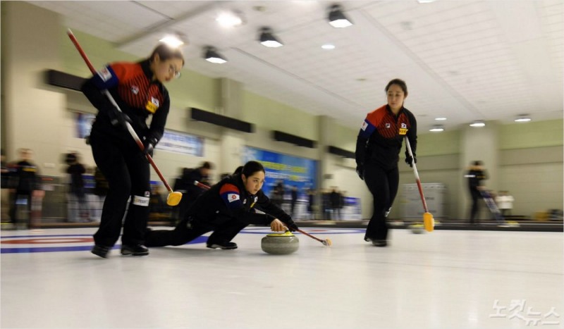 2018 평창 동계올림픽을 한 달 앞둔 10일 오후 충북 진천 국가대표선수촌에서 컬링 대표 선수들이 공개훈련을 하고 있다 (사진=노컷뉴스)