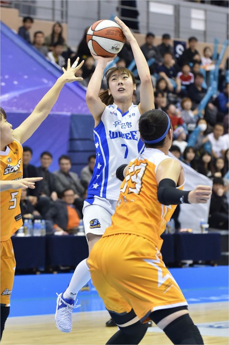 아산 우리은행 박혜진이 20일 오후 충남 아산에서 열린 여자프로농구 KB스타즈와의 1-2위 맞대결에서 슛을 시도하고 있다 (사진=WKBL)