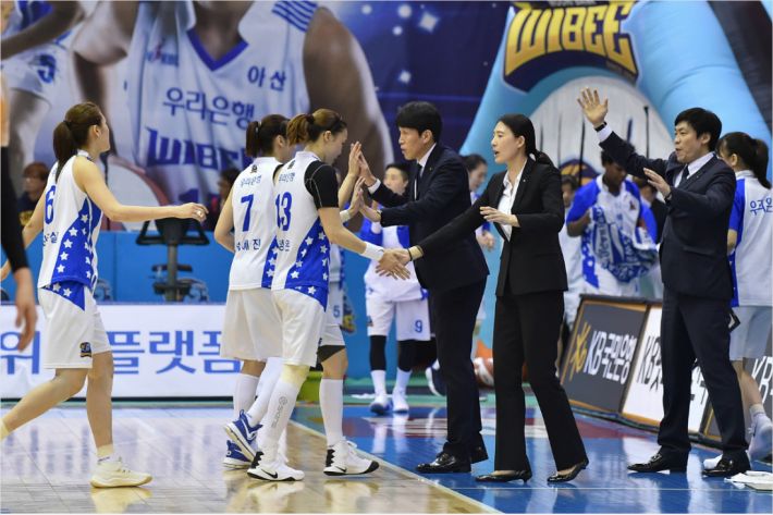 아산 우리은행 위성우 감독이 20일 오후 아산에서 열린 여자프로농구 KB스타즈와의 경기에서 박혜진, 김정은 등 선수들과 하이파이브를 나누고 있다 (사진 제공=WKBL)