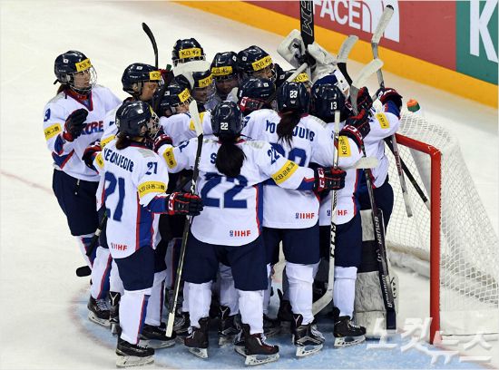 2018 평창 동계올림픽에서 남과 북이 여자 아이스하키 단일팀을 구성하게 되며 지난 4년 동안 함께 구슬땀을 흘린 한국 선수들이 모두 경기에 나서는 모습은 볼 수 없게 됐다. IOC는 매 경기 최소 3명의 북한 선수가 단일팀 선수로 경기에 나선다고 발표했다. 황진환기자