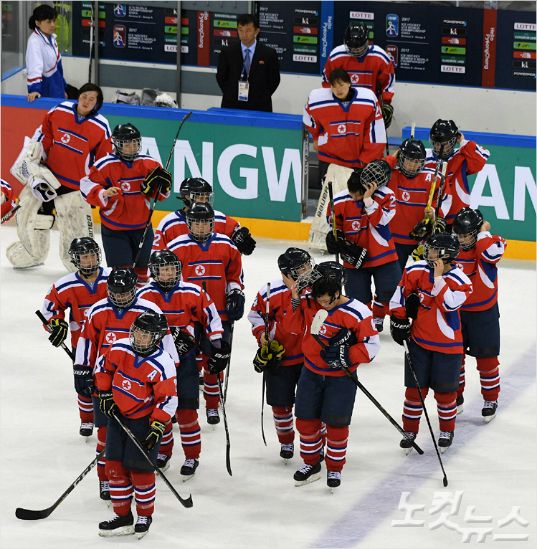 2018 평창 동계올림픽에 참가하는 남북 여자 아이스하키 단일팀은 한국 23명과 북한 12명까지 총 35명의 선수로 구성된다. 이들 가운데 매 경기에 나설 22명이 추려지며 22명 중에도 북한 선수는 최소 3명이 포함된다. 황진환기자