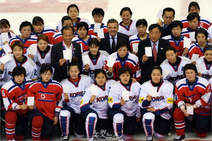 지난해 4월 ‘2017 국제아이스하키연맹(IIHF) 여자 세계선수권 디비전2 그룹A 대회’ 때 남북한 선수들이 경기 후 기념촬영을 한 모습. 황진환 기자
