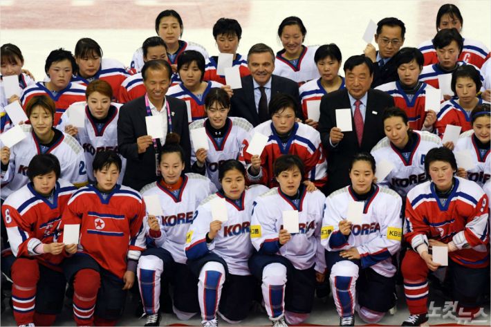 지난해 4월 ‘2017 국제아이스하키연맹(IIHF) 여자 세계선수권 디비전2 그룹A 대회’에서 남북 선수들이 경기 후 기념촬영을 한 모습. 황진환 기자