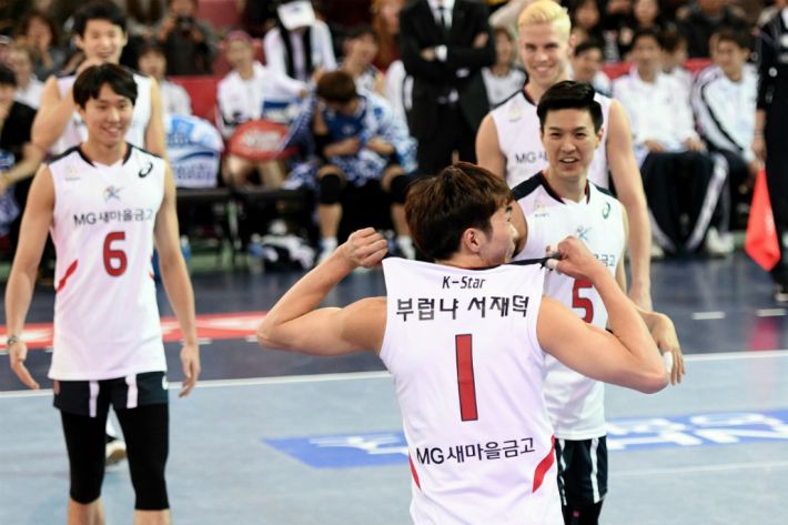 '2016-2017 V-리그 올스타전'에서 '부럽냐 서재덕'이라는 별명으로 코트를 누빈 전광인. (사진=한국배구연맹 제공)