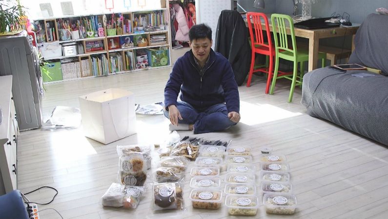 SBS 이영훈 PD가 도시락을 바라보고 있다. (사진=SBS 제공)