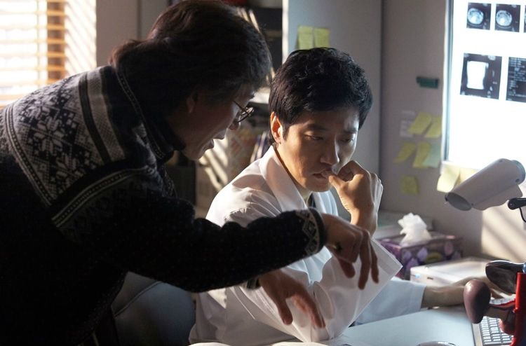 배우 김명민은 '하얀거탑'에서 천재 외과의 장준혁 과장 역을 맡으며 다시 한 번 연기력을 인정받았다. 사진은 '하얀거탑' 방송 당시의 모습 (사진=MBC 제공)
