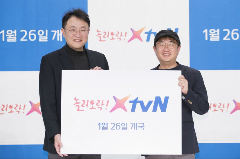 tvN 이명한 본부장(왼쪽)과 김석현 기획제작총괄이 22일 서울 영등포 타임스퀘어에서 열린 XtvN 개국 기자간담회에 앞서 기념촬영을 하고 있다. (사진=tvN 제공)