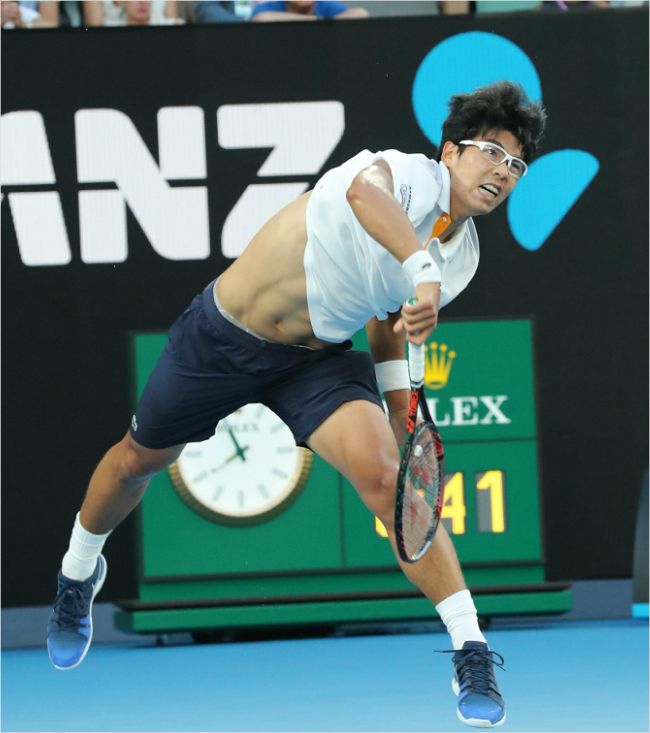 '혼신의 서브' 정현이 22일 호주오픈 테니스 대회 남자 단식 16강전에서 노바크 조코비치를 상대로 강력한 서브를 넣고 있다.(멜버른=대한테니스협회)