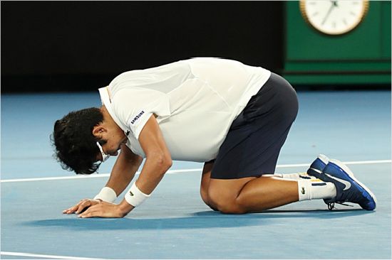 '부모님, 형, 스승님 감사합니다' 정현이 22일 호주오픈 남자 단식 16강전에서 노바크 조코비치를 누른 뒤 관중석의 관계자들을 향해 큰 절을 올리고 있다.(멜버른=대한테니스협회)