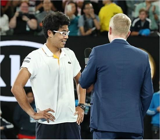 '인터뷰도 수준급' 정현이 22일 호주오픈 남자 단식 16강전에서 승리한 뒤 코트 인터뷰를 하고 있다.(멜버른=대한테니스협회)