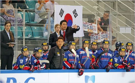 캐나다 출신 새라 머리 여자 아이스하키 대표팀 감독은 최약체라는 객관적인 평가에도 불구하고 조별예선 통과라는 분명한 목표를 제시했다.(사진=대한아이스하키협회 제공)