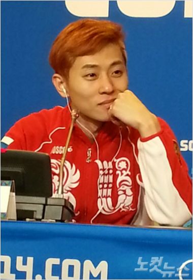 '진짜 약물의 힘이었나요?' 빅토르 안(한국명 안현수)은 러시아로 귀화해 출전한 2014 소치동계올림픽에서 쇼트트랙 3관왕으로 화려하게 부활하면서 전 세계의 관심을 한몸에 받았다. 그러나 금지약물 복용 의혹이 제기되면서 인생 최대의 위기에 놓였다. 사진은 소치올림픽 당시 기자회견 때 모습.(자료사진=노컷뉴스DB)