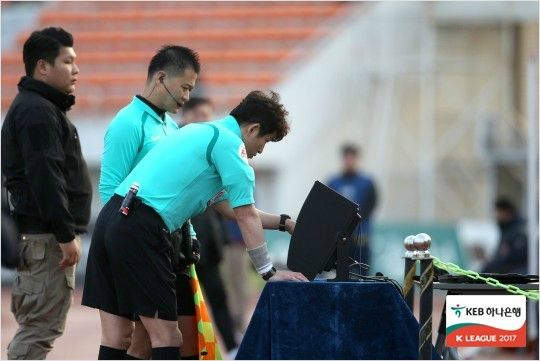 VAR을 시행 중인 K리그 심판. (사진=한국프로축구연맹 제공)