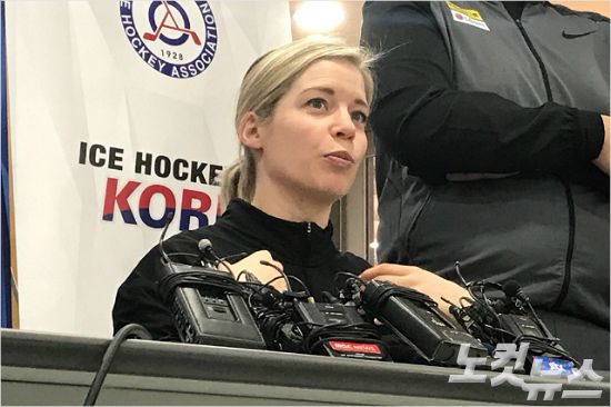 2018년 평창 동계올림픽에서 여자 아이스하키 남북 단일팀을 이끌게 된 캐나다 출신의 새라 머리 감독은 조별예선 통과라는 분명한 목표를 제시했다. 오해원기자