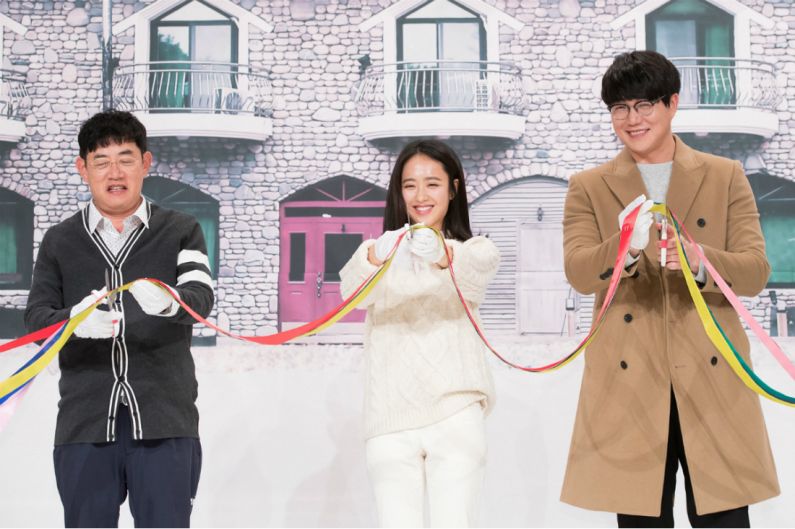 23일 서울 영등포 타임스퀘어에서 열린 '달팽이 호텔' 제작발표회에서 이경규(왼쪽부터), 김민정, 성시경이 기념 행사를 하고 있다. (사진=올리브 제공)