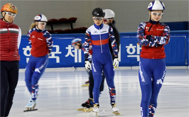 2011년 러시아로 귀화한 쇼트트랙 선수 안현수(러시아명 빅토르 안)가 지난해 서울 송파구 한체대 빙상장에서 러시아팀과 훈련을 하는 모습. 이한형 기자