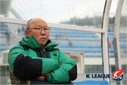 베트남 국가대표팀과 23세 이하 대표팀을 이끄는 박항서 감독은 부임 4개월 만에 아시아축구연맹(AFC) 23세 이하 챔피언십 결승까지 진출하며 베트남 전역을 '박항서 열풍'으로 뒤덮었다.(사진=한국프로축구연맹 제공)