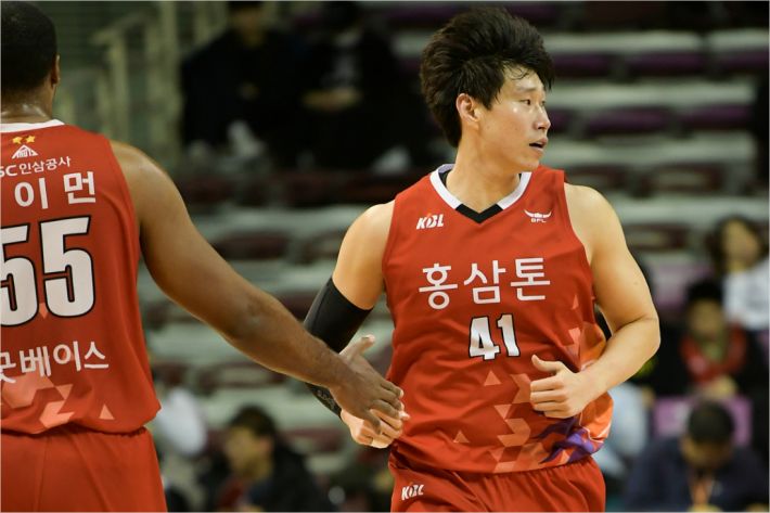 전자랜드 사냥꾼 오세근과 데이비드 사이먼. (사진=KBL 제공)