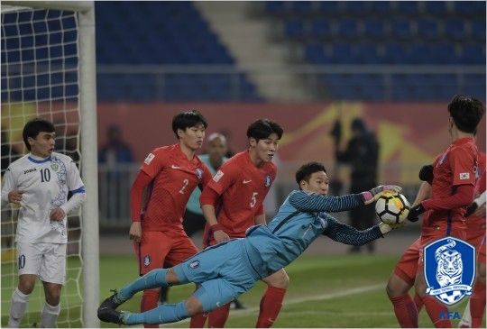 우즈베키스탄을 상대한 23세 이하 축구대표팀의 부진한 경기력 탓에 4실점에도 엄청난 선방쇼를 선보인 골키퍼 강현무의 존재는 더욱 빛났다.(사진=대한축구협회 제공)
