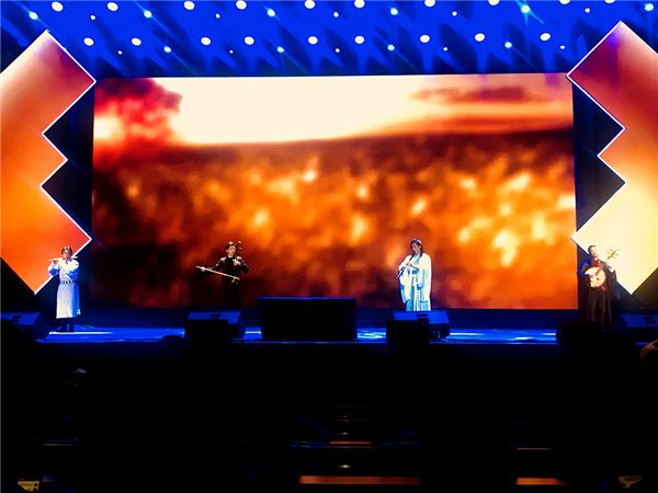 중국 전통 악기 연주 세션 모습. 무대 배경화면으로 '천애명월도' 화면이 사용됐다.