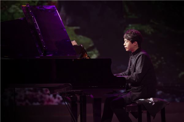 '천애명월도' OST 제작자이자 중국의 유명 작곡가 겸 가수인 천쯔이가 '국풍가년화' 공익 음악회에서 열창을 선보이고 있다.