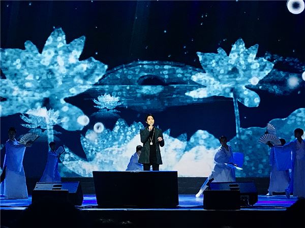 중국 유명 가수 독창과 무희들의 화려한 춤이 결합된 무대의 모습.