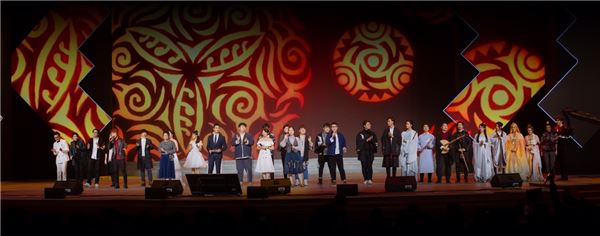 페막 공연에서 락 버전으로 재해석된 국풍 음악을 다함께 합창하는 음악회 참가자들.