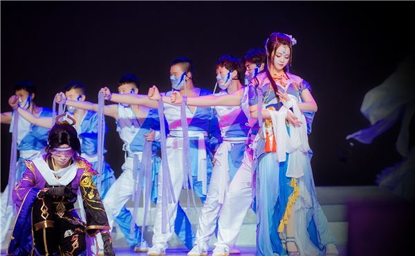 20일 중국 베이징 천안문 광장 인근 회의당에서 열린 공익 음악회 '국풍가년화'에서 선보여진 '천애명월도' 합동 코스튬 플레이.