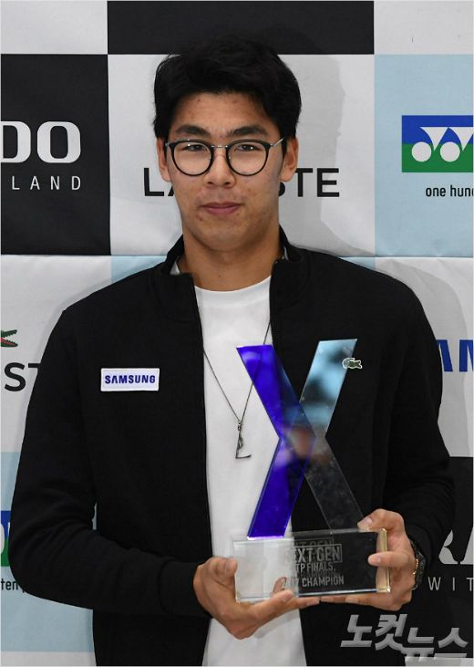 이형택 이후 14년 10개월 만에 ATP(남자프로테니스) 투어 정상에 오른 한국 남자 테니스의 간판 정현이 지난해 11월 인천공항을 통해 귀국, 넥스트 제너레이션 파이널스 우승 트로피를 들어보이고 있다. 황진환 기자