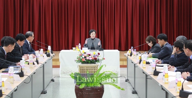 황수경 통계청장이 동남지방통계청 직원들과 대화의 시간을 갖고 있다.(사진=동남지방통계청)