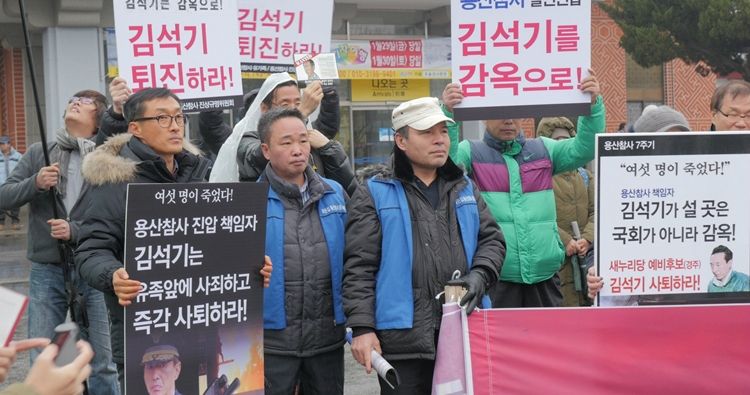 서로에게 생채기를 내며 대립하던 용산참사 생존자들은 영화 말미, 김석기 전 경찰청장의 국회의원 출마 반대 투쟁을 함께하며 관계의 진정을 예고한다. (사진=시네마달 제공)