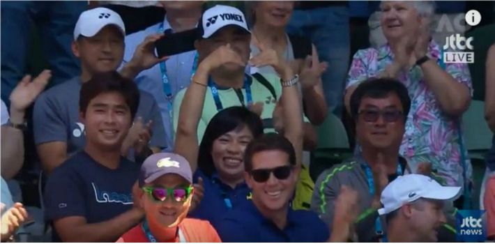 정홍 선수의 가족들, 맨 왼쪽이 정현 선수의 형 정홍 씨 (사진=jtbc 중계 화면 캡처)