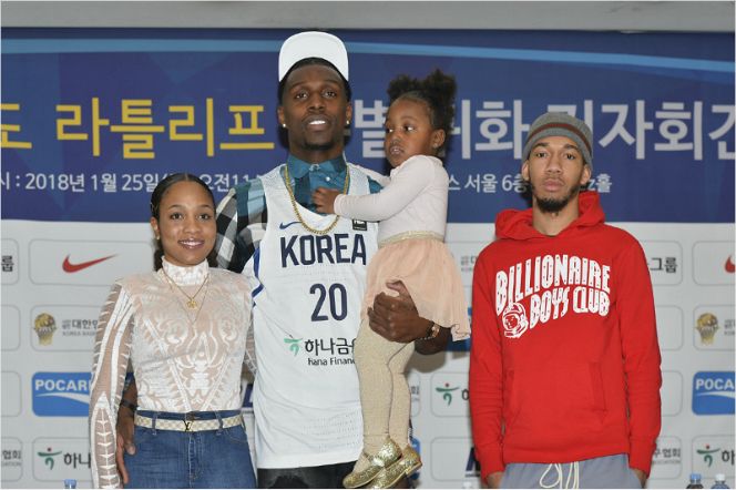 한국 국가대표 유니폼을 입은 리카르도 라틀리프. 라건아라는 이름과 함께 한국 대표로 뛴다. (사진=KBL 제공)