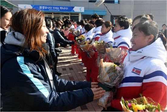 평창동계올림픽에서 단일팀으로 출전할 북한 여자 아이스하키 선수단이 25일 오후 충북 진천 국가대표선수촌 빙상훈련장에 도착해 환영식을 갖고 있다. (사진공동취재단)